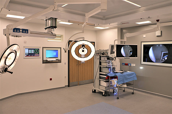 Operating theatre with audio-visual (AV) integration Operating theatre with audio-visual (AV) integration