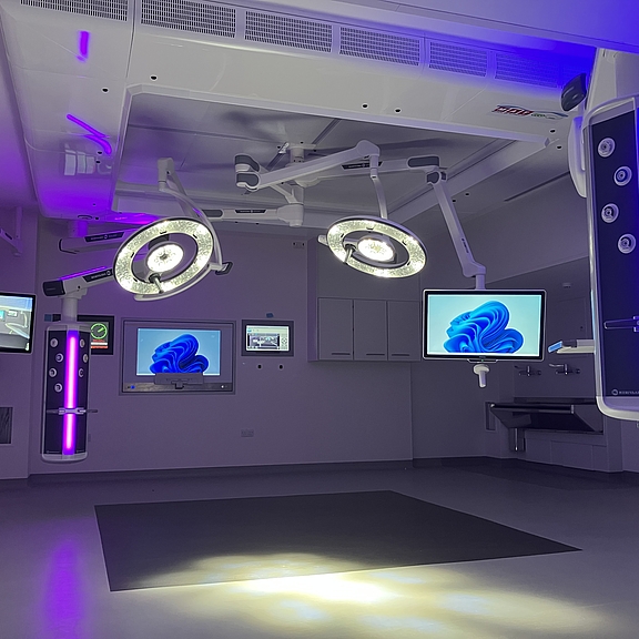 Operating theatre with integrated AV technology on display working