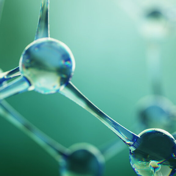 Gitter von Atomen vor grünem Hintergrund