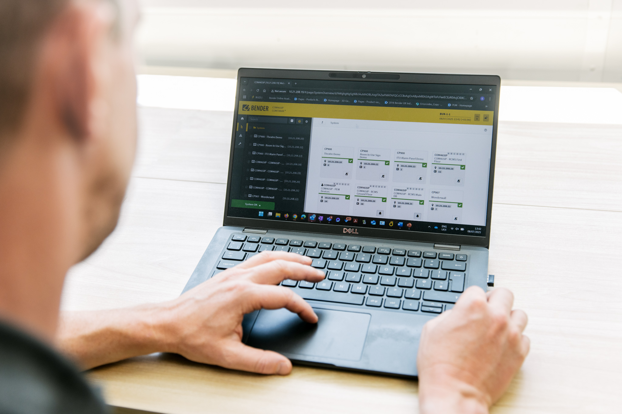 Image of a laptop with a person using the Bender Powerscout software